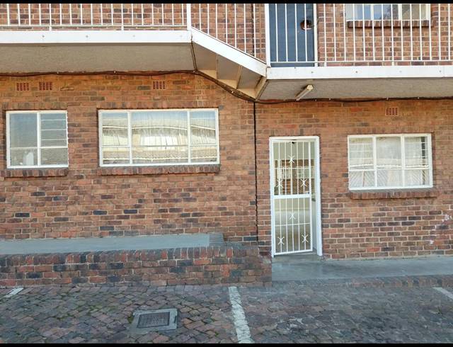 2 BEDROOM TOWNHOUSE FOR SALE IN KEMPTON PARK EXT 5